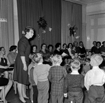 128712 Afbeelding van het vieren van kerstmis op de christelijke fröbelschool Oranjekerk aan de De Savornin ...